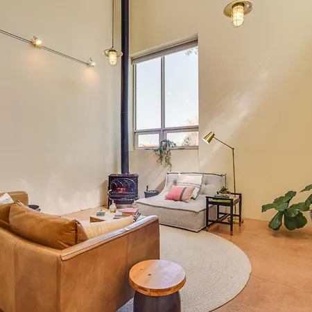 Modern Desert Loft W/ Fireplace! Holiday home