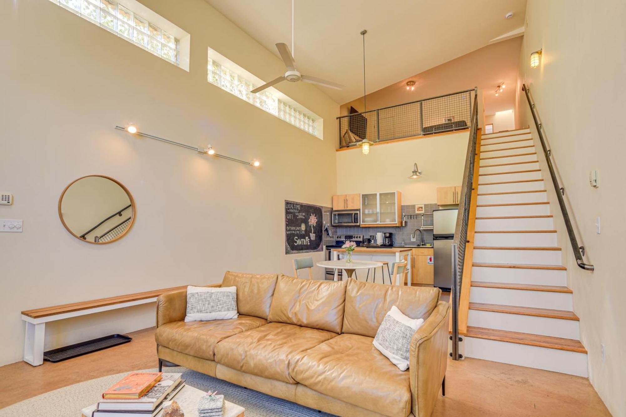 Hébergement de vacances Modern Desert Loft With Fireplace! Santa Fé