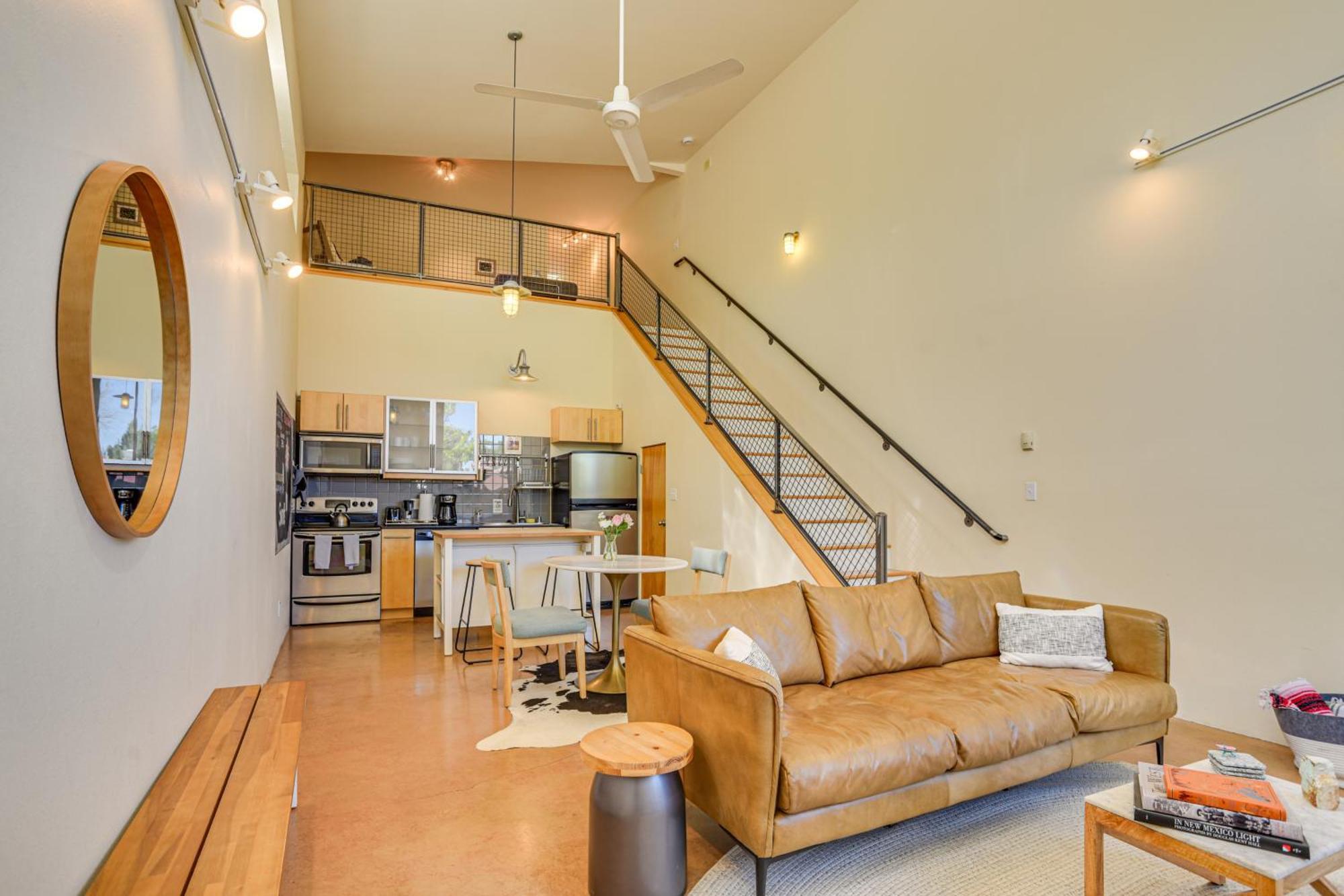 Modern Desert Loft With Fireplace! Hébergement de vacances